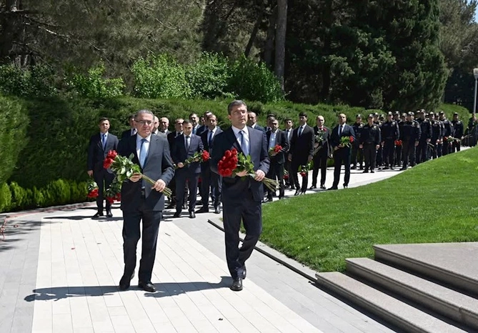 MEDİA-nın kollektivi Heydər Əliyevin məzarını ziyarət etdi — FOTOLAR MEDİA-nın kollektivi Heydər Əliyevin məzarını ziyarət etdi — FOTOLAR