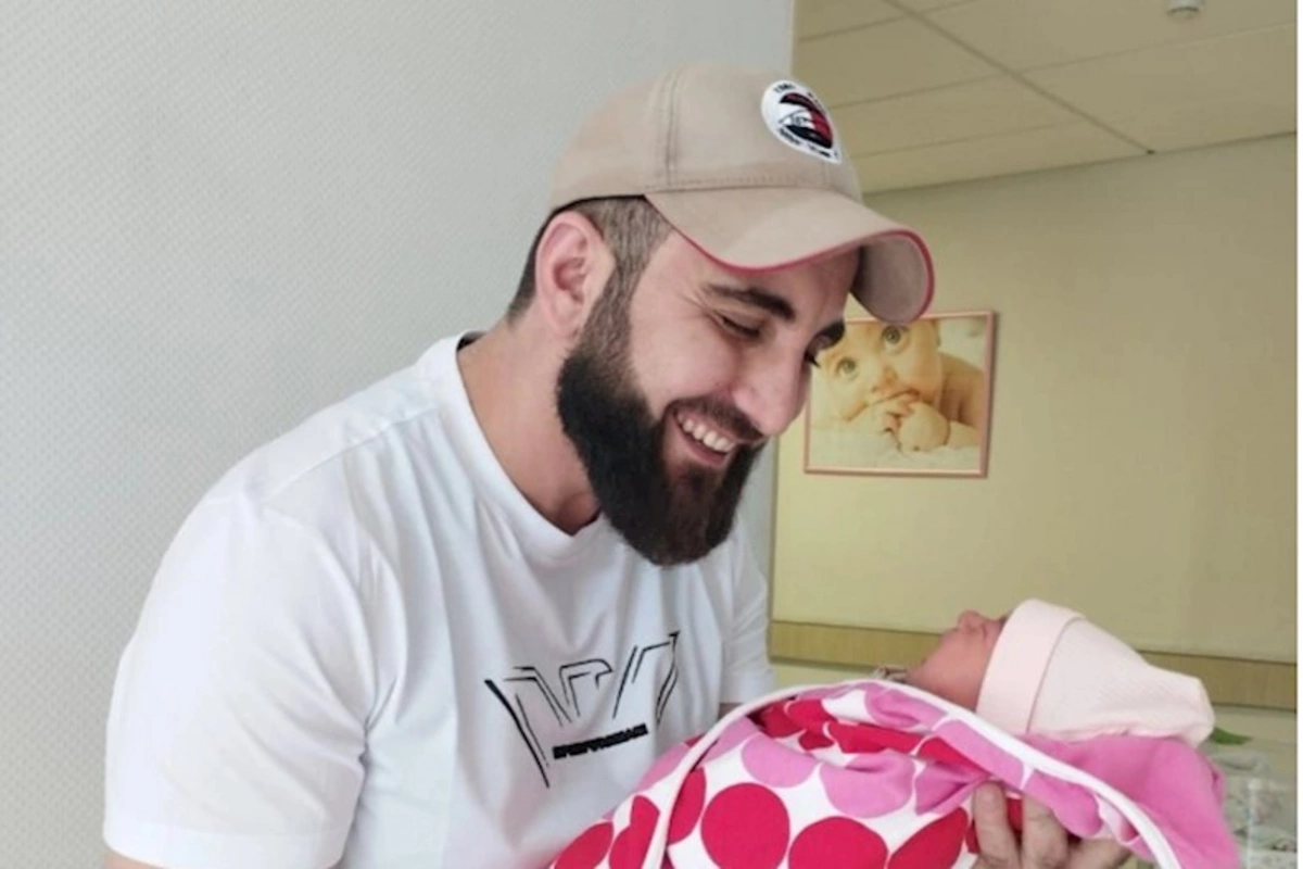 Müharibə zamanı videosu ilə insanları güldürən qazimizin övladı dünyaya gəldi — VİDEO