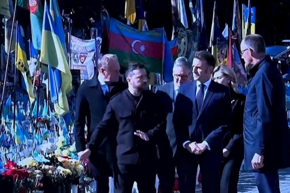 Günün FOTOSU: Makron Kiyevdə, Azərbaycan bayrağı başı üzərində