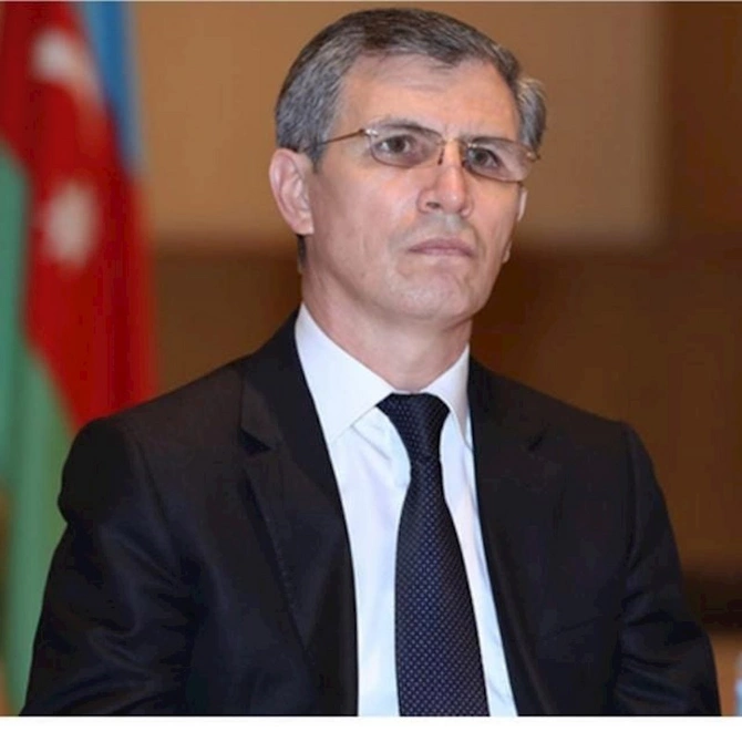 Heydər Əliyev hesab edirdi ki, hər bir azərbaycanlı milli kimliyini qürurla daşımalı, milli dəyərlərə sadiq qalmalıdır Heydər Əliyev hesab edirdi ki, hər bir azərbaycanlı milli kimliyini qürurla daşımalı, milli dəyərlərə sadiq qalmalıdır