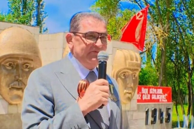 SSRİ bayrağı qaldıran sədr: Türkiyə bayrağına niyə bir söz demirsiniz... SSRİ bayrağı qaldıran sədr: Türkiyə bayrağına niyə bir söz demirsiniz...