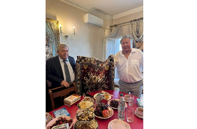 Oljas Süleymenov Azərbaycan nümayəndə heyətini şəxsi mənzilində QƏBUL ETDİ — FOTOLAR