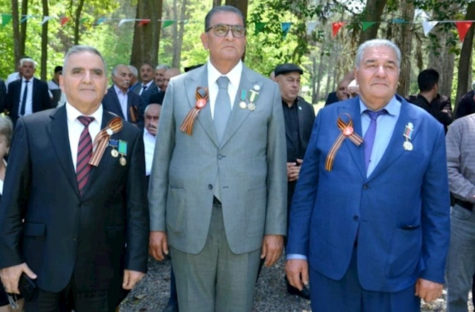 Yeni sədr də “Georgi lenti” taxıbmış... — FOTO Yeni sədr də “Georgi lenti” taxıbmış... — FOTO