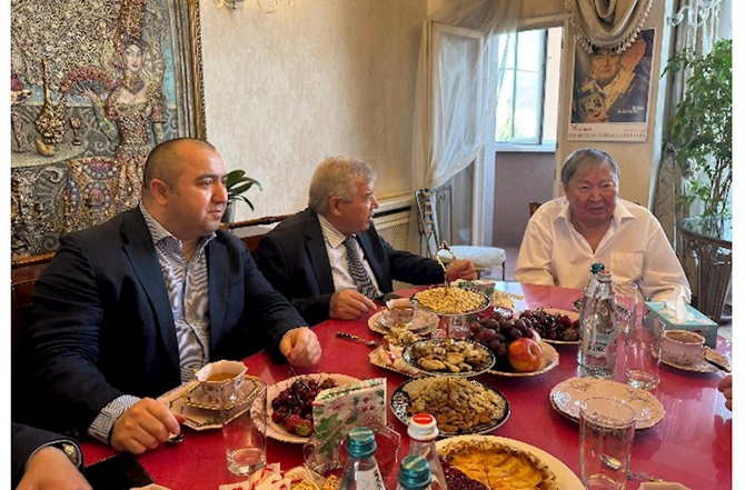 Oljas Süleymenov Azərbaycan nümayəndə heyətini şəxsi mənzilində QƏBUL ETDİ — FOTOLAR