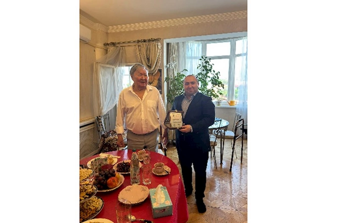 Oljas Süleymenov Azərbaycan nümayəndə heyətini şəxsi mənzilində QƏBUL ETDİ — FOTOLAR