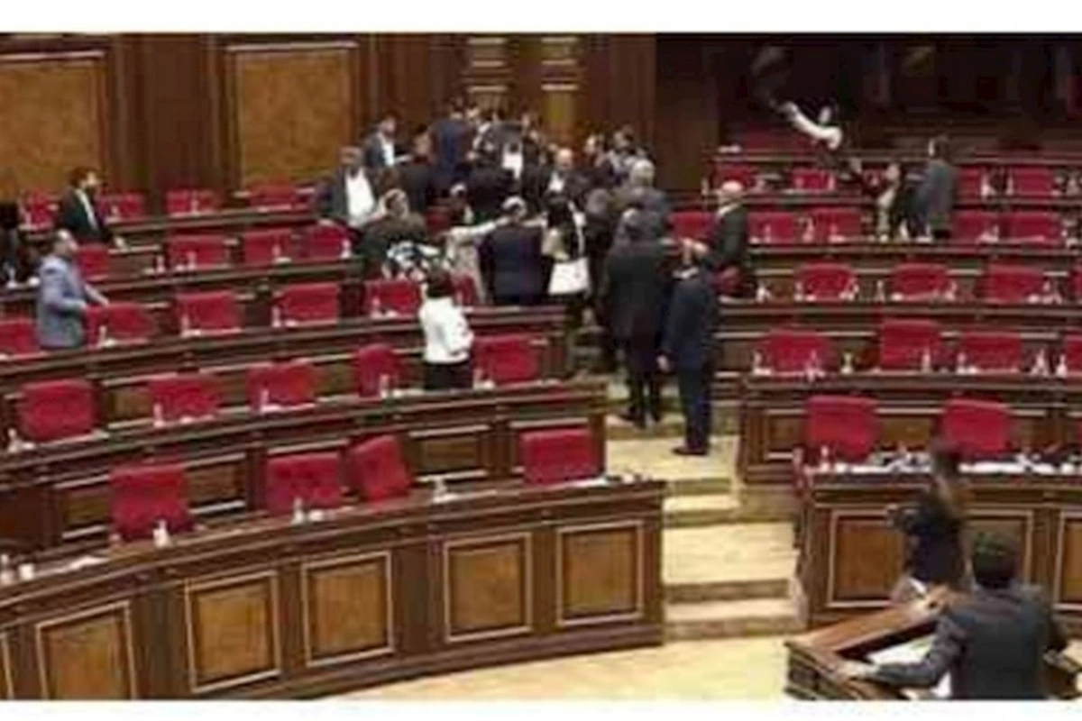 Ermənistan parlamentində vitse-spiker və deputat arasında dava