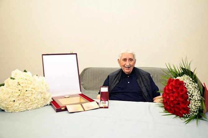 Xalq artisti Arif Babayevə Heydər Əliyev Mükafatı təqdim olunub — FOTO Xalq artisti Arif Babayevə Heydər Əliyev Mükafatı təqdim olunub — FOTO