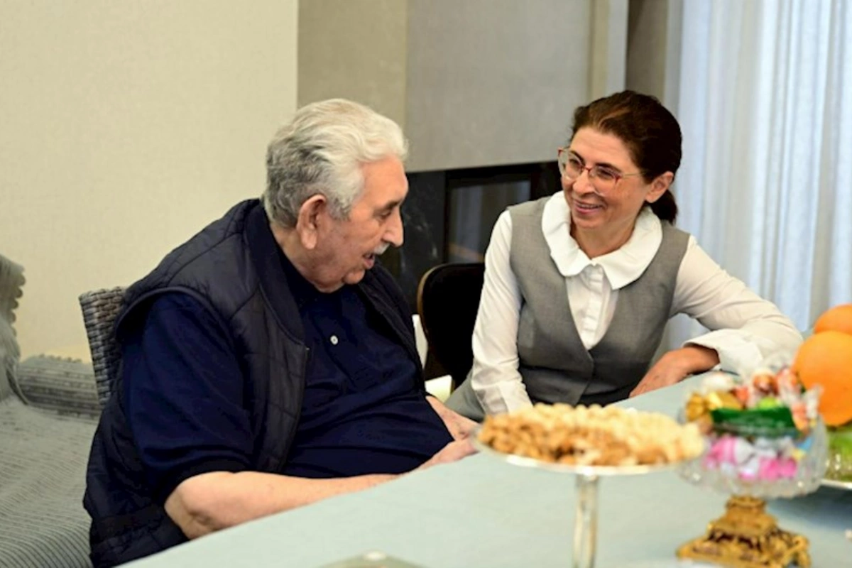 Xalq artisti Arif Babayevə Heydər Əliyev Mükafatı təqdim olunub — FOTO