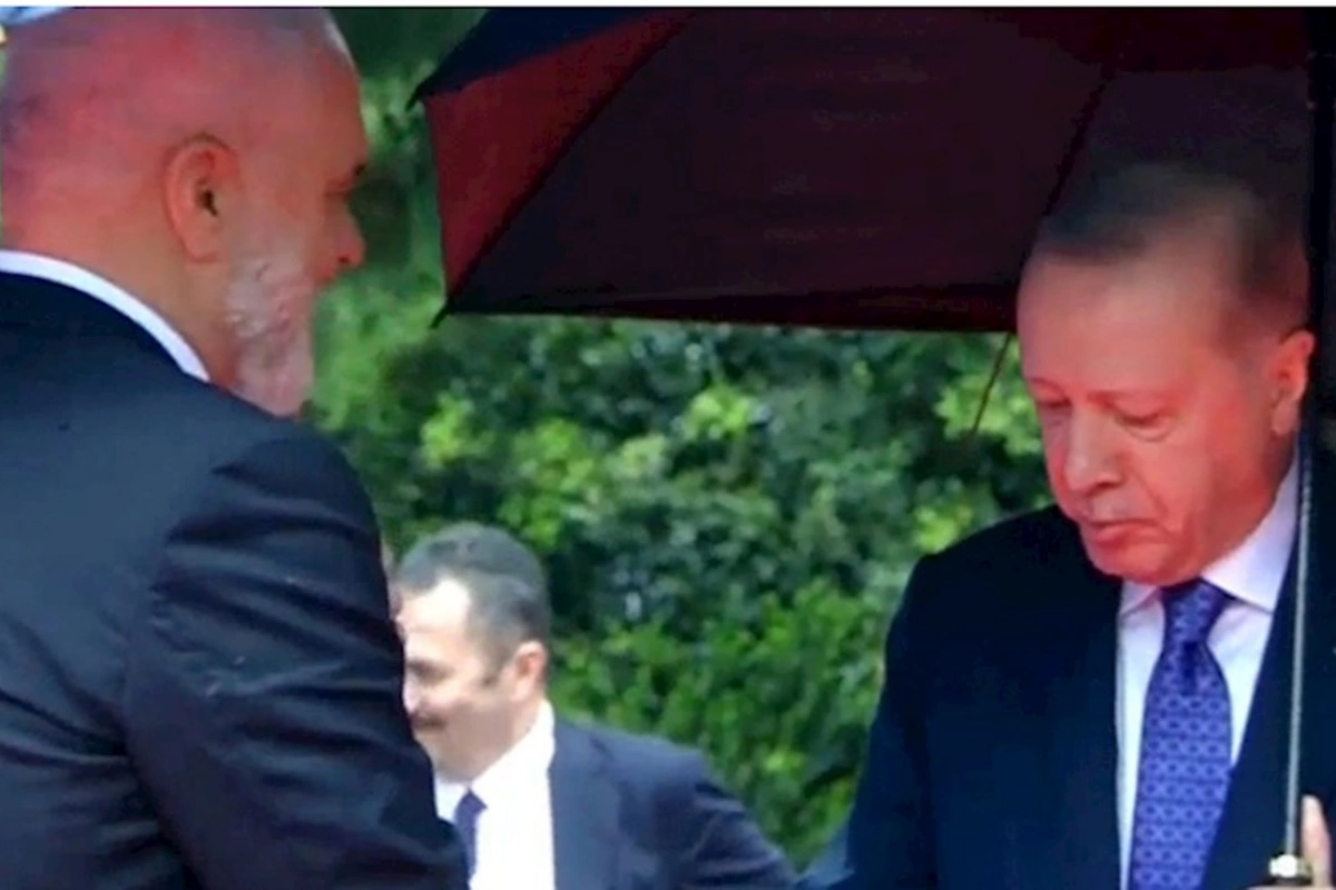 Ev sahibinin ayaqqabısı Ərdoğanın marağına səbəb oldu — VİDEO/FOTO