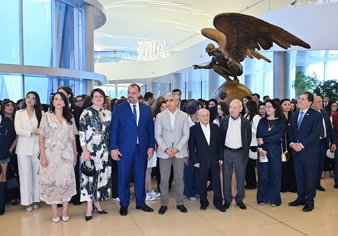 Heydər Əliyev Mərkəzində “Əbədiyyətin ifadəsi” sərgisi — VİDEO/FOTOLAR