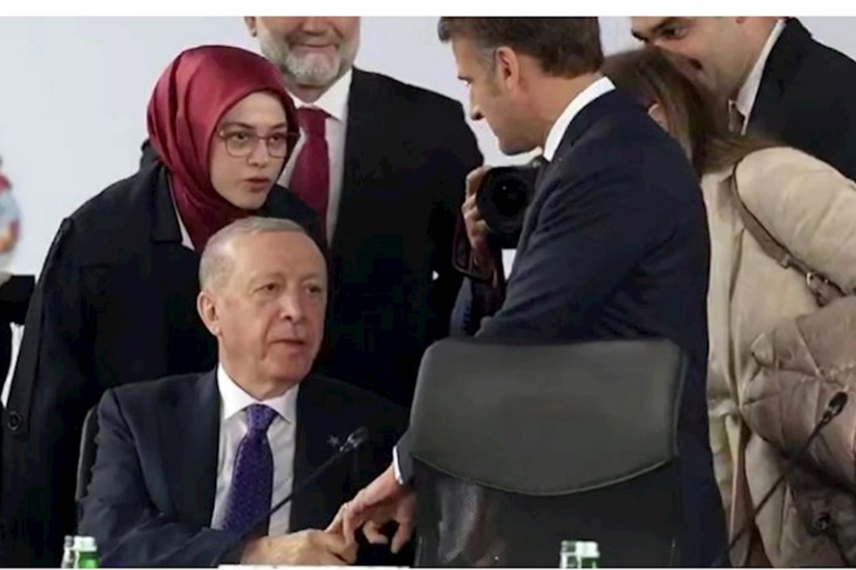 Ərdoğan Makronun barmağını niyə sıxıb? — VİDEO