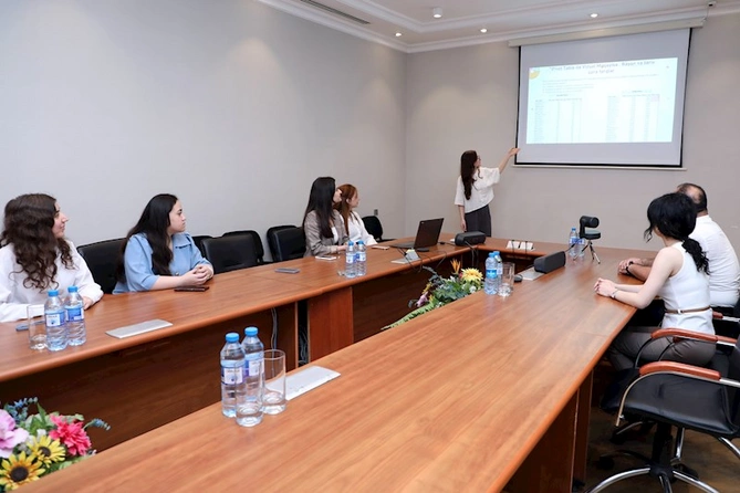“Gənc İstedadlar Proqram”ında təcrübəçilərin fərdi mövzularının təqdimatı keçirilib — FOTOLAR “Gənc İstedadlar Proqram”ında təcrübəçilərin fərdi mövzularının təqdimatı keçirilib — FOTOLAR