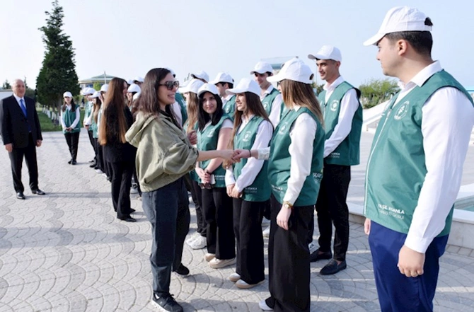 Leyla Əliyeva və Arzu Əliyeva ağacəkmə aksiyasında — FOTOLAR