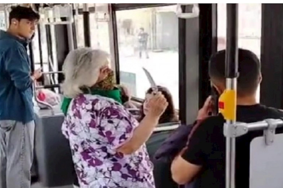 Avtobusda bıçaqla sərnişinləri hədələyən qadın saxlanıldı — VİDEO (YENİLƏNİB)