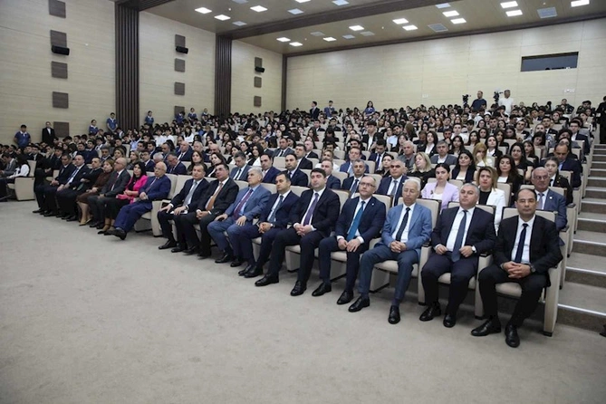 Heydər Əliyevin anadan olmasının 102-ci ildönümünə dair tədbirdə 308 tələbəyə “Adlı təqaüd” verilib — FOTOLAR Heydər Əliyevin anadan olmasının 102-ci ildönümünə dair tədbirdə 308 tələbəyə “Adlı təqaüd” verilib — FOTOLAR