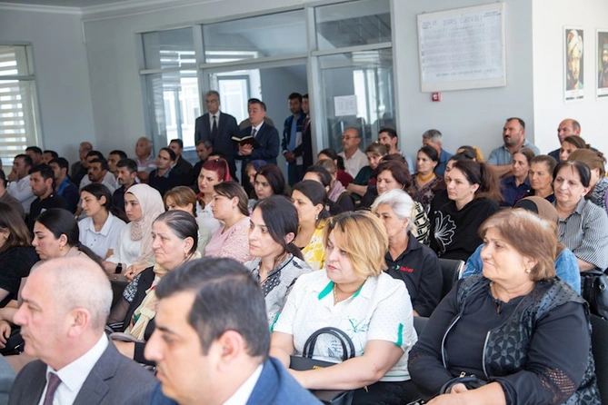 Salyanda sakinlərlə görüş keçirildi — FOTOLAR Salyanda sakinlərlə görüş keçirildi — FOTOLAR