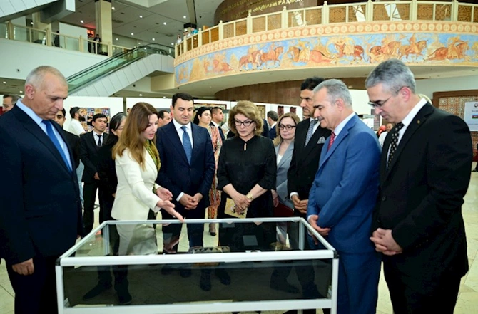 Düşənbədə “Azərbaycanın sənət incilərində yaşayan milli irsi” adlı sərgi açılıb — FOTOLAR