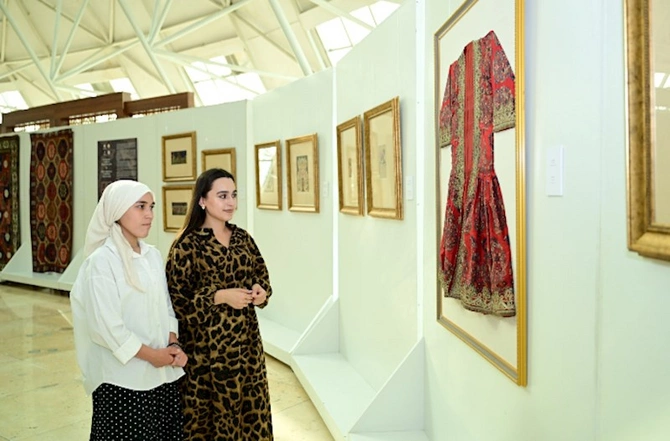 Düşənbədə “Azərbaycanın sənət incilərində yaşayan milli irsi” adlı sərgi açılıb — FOTOLAR