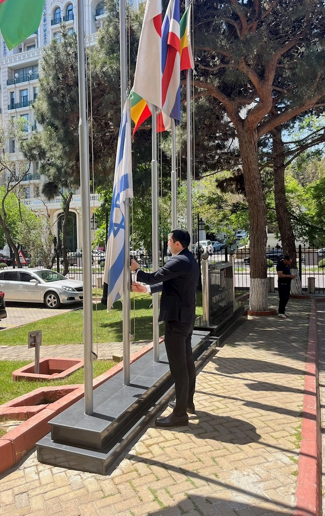 İsrailin Bakıdakı səfirliyində bayraq yarıya endirildi — FOTO
