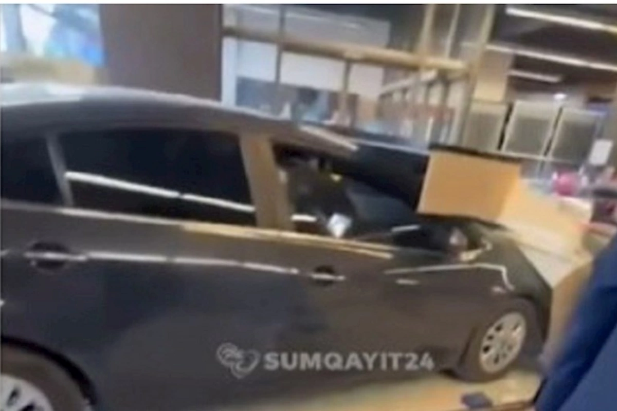Qaz pedalı ilə əyləci səhv saldı: Maşını “Araz”a girdi — VİDEO
