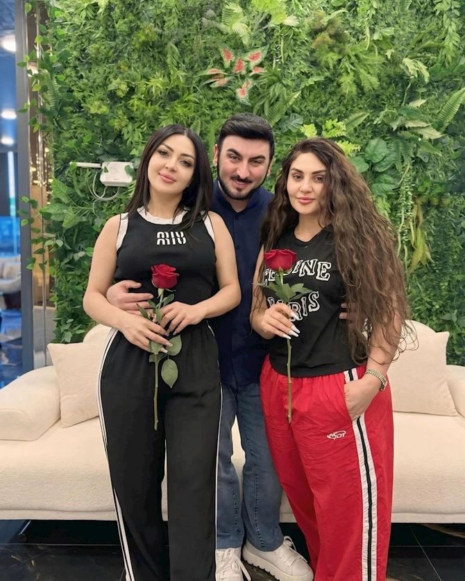 Şəbnəm və Vəfa illər sonra bir arada — FOTOLAR Şəbnəm və Vəfa illər sonra bir arada — FOTOLAR