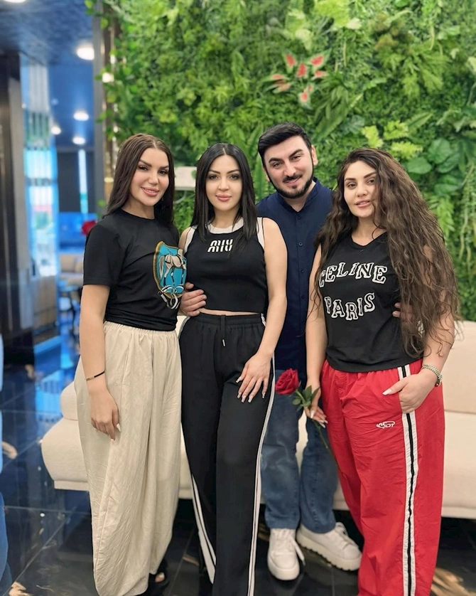 Şəbnəm və Vəfa illər sonra bir arada — FOTOLAR Şəbnəm və Vəfa illər sonra bir arada — FOTOLAR