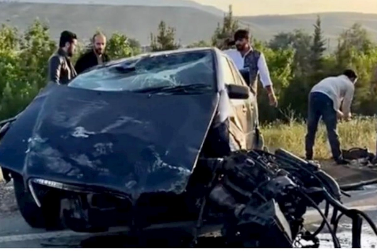 Bakı-Quba yolunda qəza: “Mercedes” ayırıcı səddə çırpıldı — VİDEO