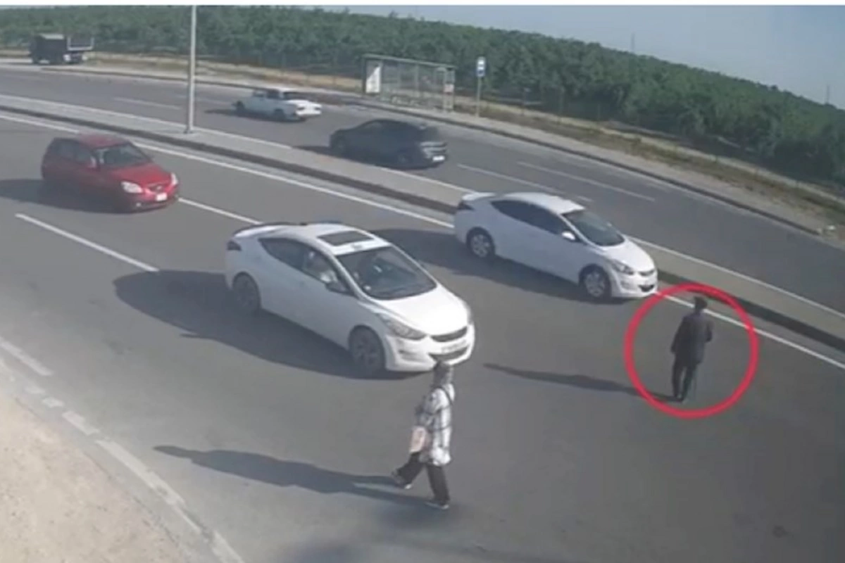 Bakıda yaşlı kişi qəzaya səbəb oldu — Özü isə ölümdən son anda xilas oldu (VİDEO)