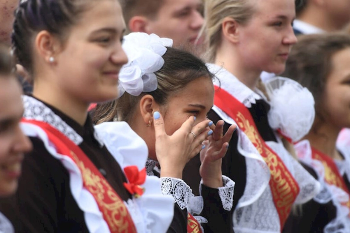 Son zəngdə amerikan mahnıları altında rəqs etmək qadağan edilib