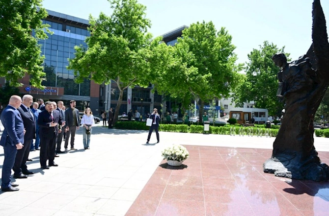 Ukraynanın xarici işlər naziri Zəfər parkını və Şəhidlər xiyabanını ziyarət edib — FOTOLAR Ukraynanın xarici işlər naziri Zəfər parkını və Şəhidlər xiyabanını ziyarət edib — FOTOLAR