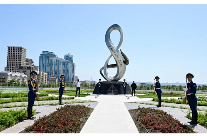 Ukraynanın xarici işlər naziri Zəfər parkını və Şəhidlər xiyabanını ziyarət edib — FOTOLAR Ukraynanın xarici işlər naziri Zəfər parkını və Şəhidlər xiyabanını ziyarət edib — FOTOLAR