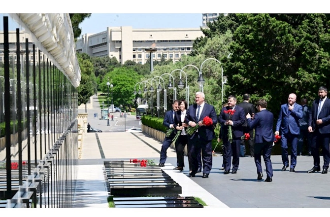 Ukraynanın xarici işlər naziri Zəfər parkını və Şəhidlər xiyabanını ziyarət edib — FOTOLAR Ukraynanın xarici işlər naziri Zəfər parkını və Şəhidlər xiyabanını ziyarət edib — FOTOLAR