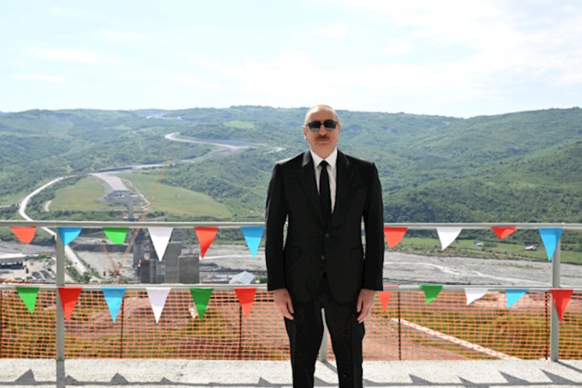İlham Əliyev avtomobil yolundakı işlərlə tanış oldu — FOTOLAR (YENİLƏNİB)