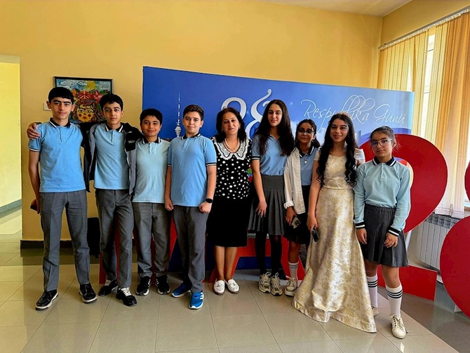 100 nömrəli tam orta məktəbdə İngilis dili gecəsi keçirilib — FOTOLAR 100 nömrəli tam orta məktəbdə İngilis dili gecəsi keçirilib — FOTOLAR
