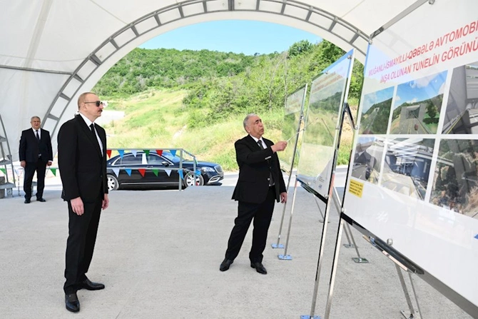 İlham Əliyev avtomobil yolundakı işlərlə tanış oldu — FOTOLAR (YENİLƏNİB) İlham Əliyev avtomobil yolundakı işlərlə tanış oldu — FOTOLAR (YENİLƏNİB)