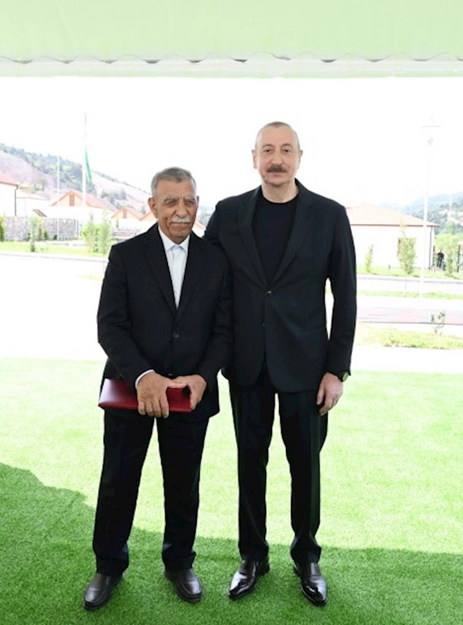 İlham Əliyev Bəylik sakinləri ilə görüşdü — Onlara evlərin açarlarını təqdim etdi (FOTOLAR/YENİLƏNİB)