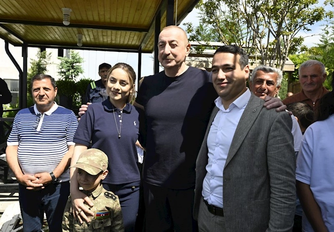 İlham Əliyev laçınlılarla bir arada — FOTOLAR (YENİLƏNİB)