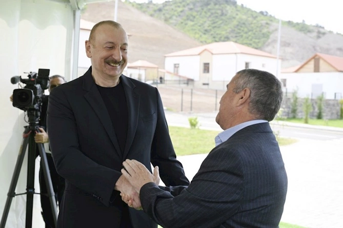 İlham Əliyev Bəylik sakinləri ilə görüşdü — Onlara evlərin açarlarını təqdim etdi (FOTOLAR/YENİLƏNİB)