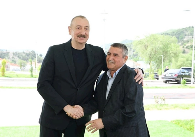 İlham Əliyev Bəylik sakinləri ilə görüşdü — Onlara evlərin açarlarını təqdim etdi (FOTOLAR/YENİLƏNİB)