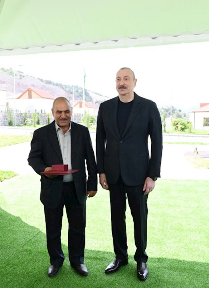 İlham Əliyev Bəylik sakinləri ilə görüşdü — Onlara evlərin açarlarını təqdim etdi (FOTOLAR/YENİLƏNİB)