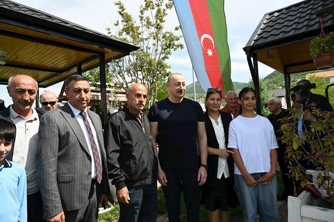 İlham Əliyev laçınlılarla bir arada — FOTOLAR (YENİLƏNİB)