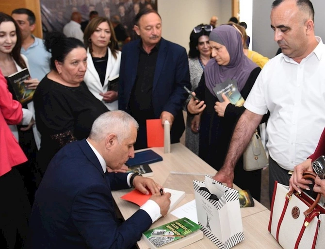 Bahəddin Həzinin yeni kitabının təqdimatı baş tutdu — FOTOLAR Bahəddin Həzinin yeni kitabının təqdimatı baş tutdu — FOTOLAR