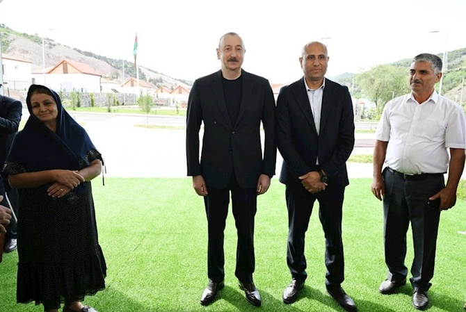 İlham Əliyev Bəylik sakinləri ilə görüşdü — Onlara evlərin açarlarını təqdim etdi (FOTOLAR/YENİLƏNİB)
