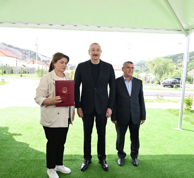 İlham Əliyev Bəylik sakinləri ilə görüşdü — Onlara evlərin açarlarını təqdim etdi (FOTOLAR/YENİLƏNİB)