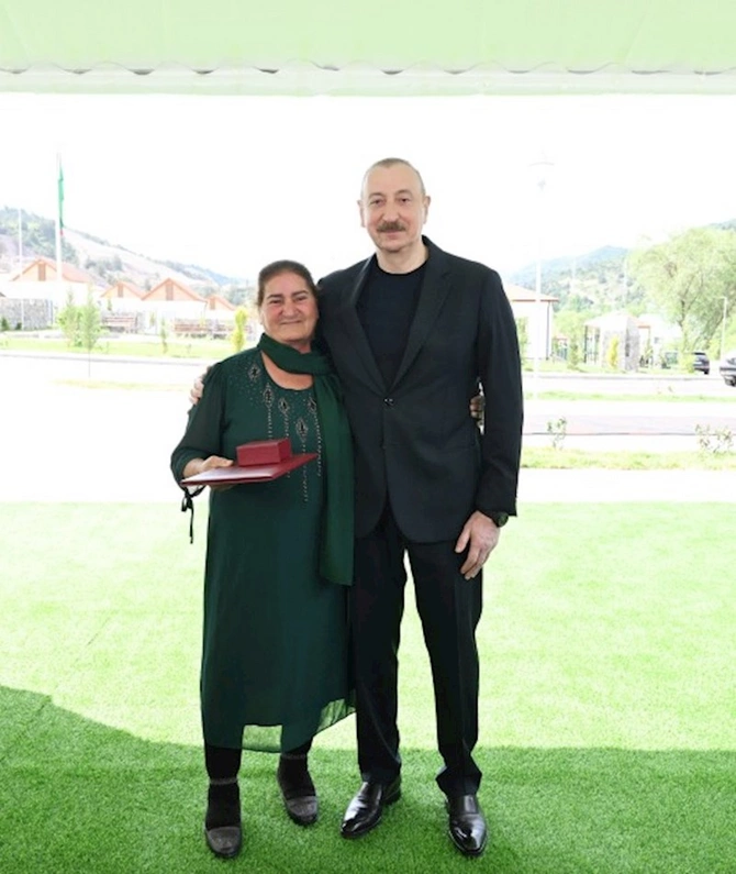 İlham Əliyev Bəylik sakinləri ilə görüşdü — Onlara evlərin açarlarını təqdim etdi (FOTOLAR/YENİLƏNİB)