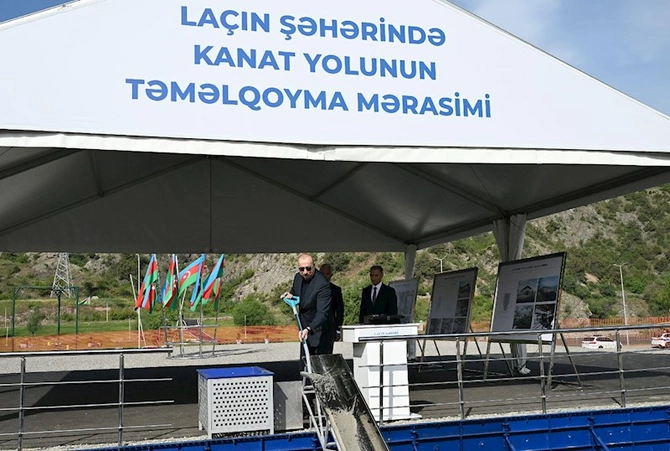 İlham Əliyev Laçın kanat yolunun təməlini qoyub — FOTOLAR
