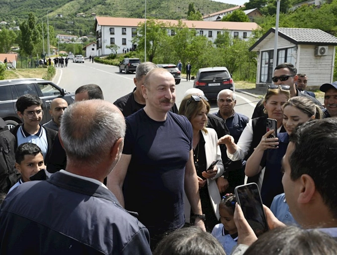 İlham Əliyev laçınlılarla bir arada — FOTOLAR (YENİLƏNİB)
