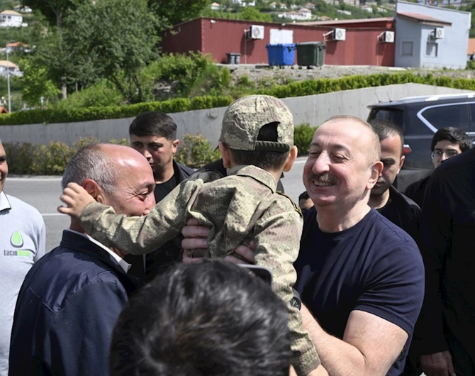 İlham Əliyev laçınlılarla bir arada — FOTOLAR (YENİLƏNİB)