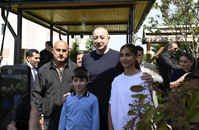 İlham Əliyev laçınlılarla bir arada — FOTOLAR (YENİLƏNİB)