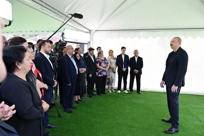 İlham Əliyev Bəylik sakinləri ilə görüşdü — Onlara evlərin açarlarını təqdim etdi (FOTOLAR/YENİLƏNİB)